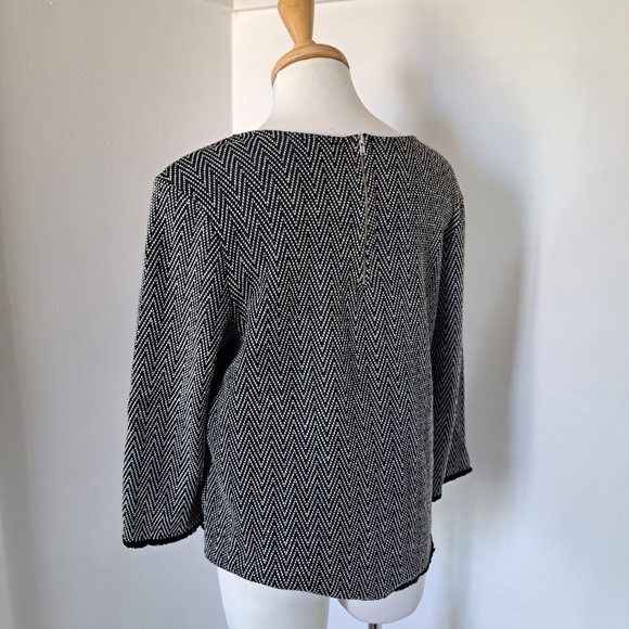 W5 | Back & white triangle striped crew neck cropped sleeve shirt frayed edges - Picture 5 of 11